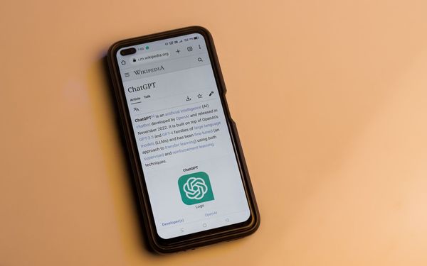 ChatGPT auf dem Smartphone – ChatGPT SEO entscheidet, welche Marken in KI-Antworten auftauchen