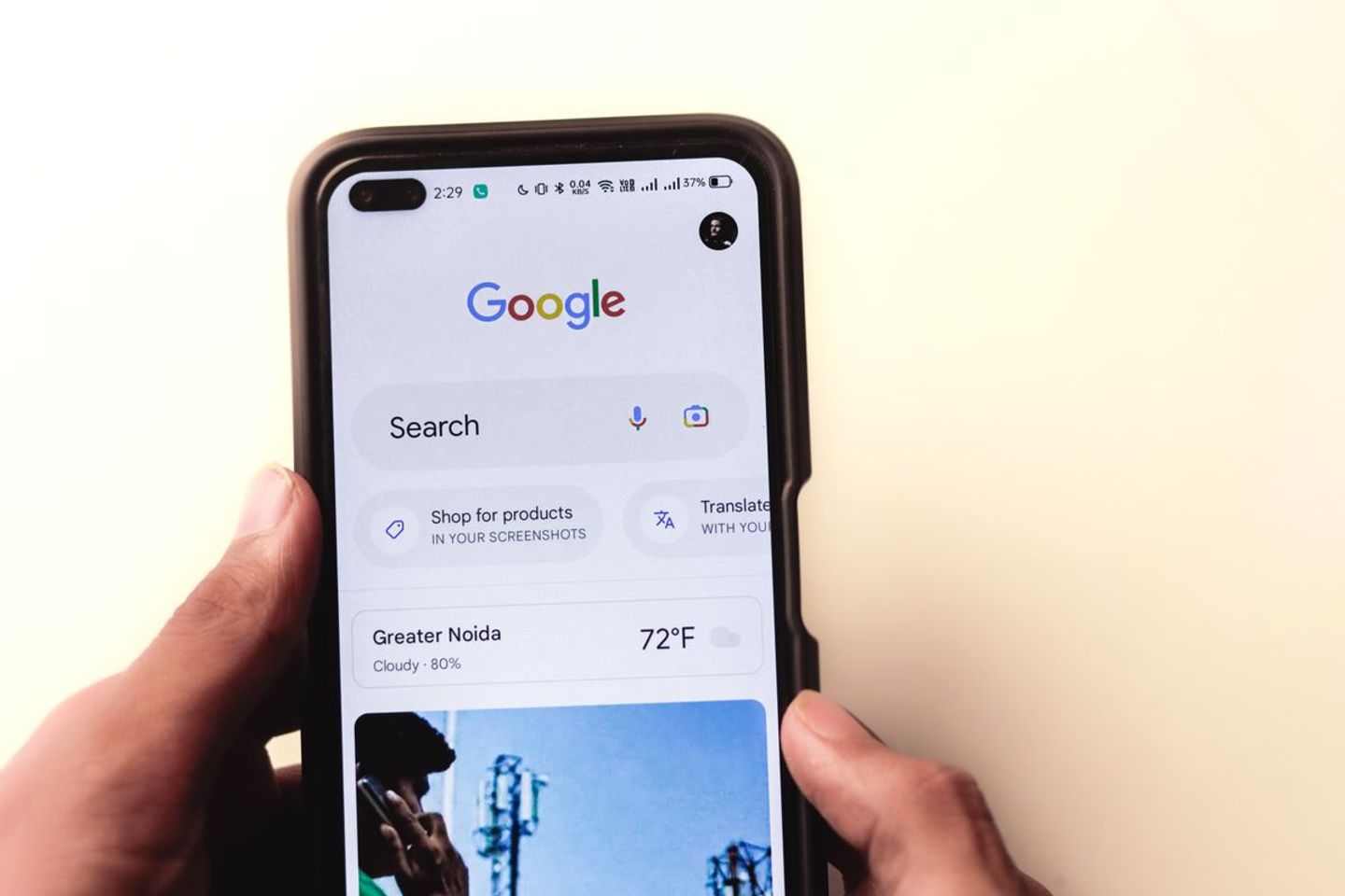 Google-Suche auf dem Smartphone: über lokale Sichtbarkeit finden Kunden Handwerksbetriebe in ihrer Nähe