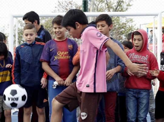 Un grupo de niños que celebran luego de un partido de fútbol.