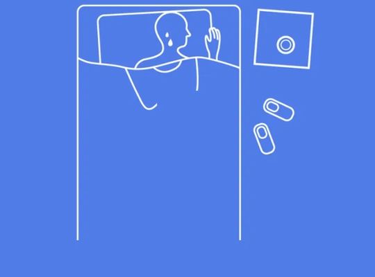 imagen de una persona durmiendo en la cama sudando