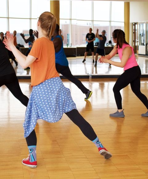 Chicas bailando y ejercitando en una clase de baile.