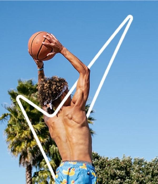 homem sem camisa prestes a afundar um arco de basquete
