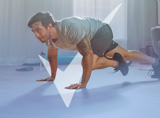 Encuentra rutinas fáciles para hacer en casa para hombre. Práctica yoga, activación muscular, fitball, ejercicios con pesos o sin pesas. 