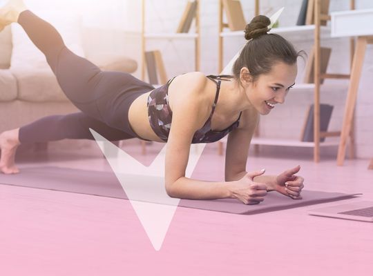 Encuentra rutinas fáciles para hacer en casa para mujer. Práctica yoga, activación muscular, fitball, ejercicios con pesos o sin pesas. 