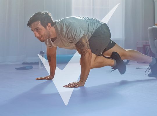 Encuentra rutinas fáciles para hacer en casa para hombre. Práctica yoga, activación muscular, fitball, ejercicios con pesos o sin pesas. 