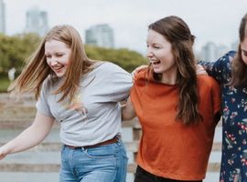 tres mujeres riendo, Cómo sacar manchas de transpiración y desodorante