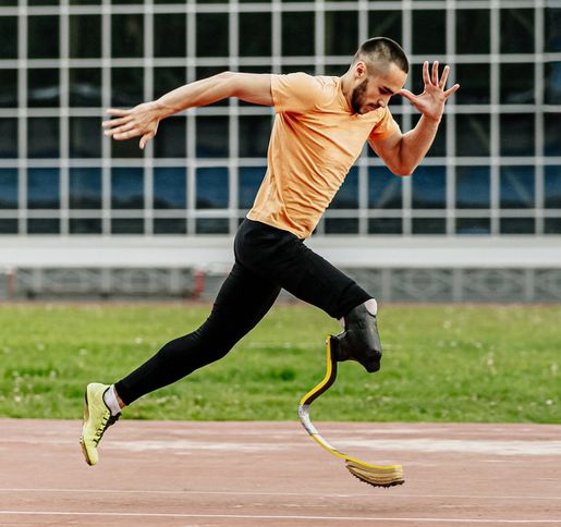 Sprinter paralímpico entrenando duro en la pista de atletismo.