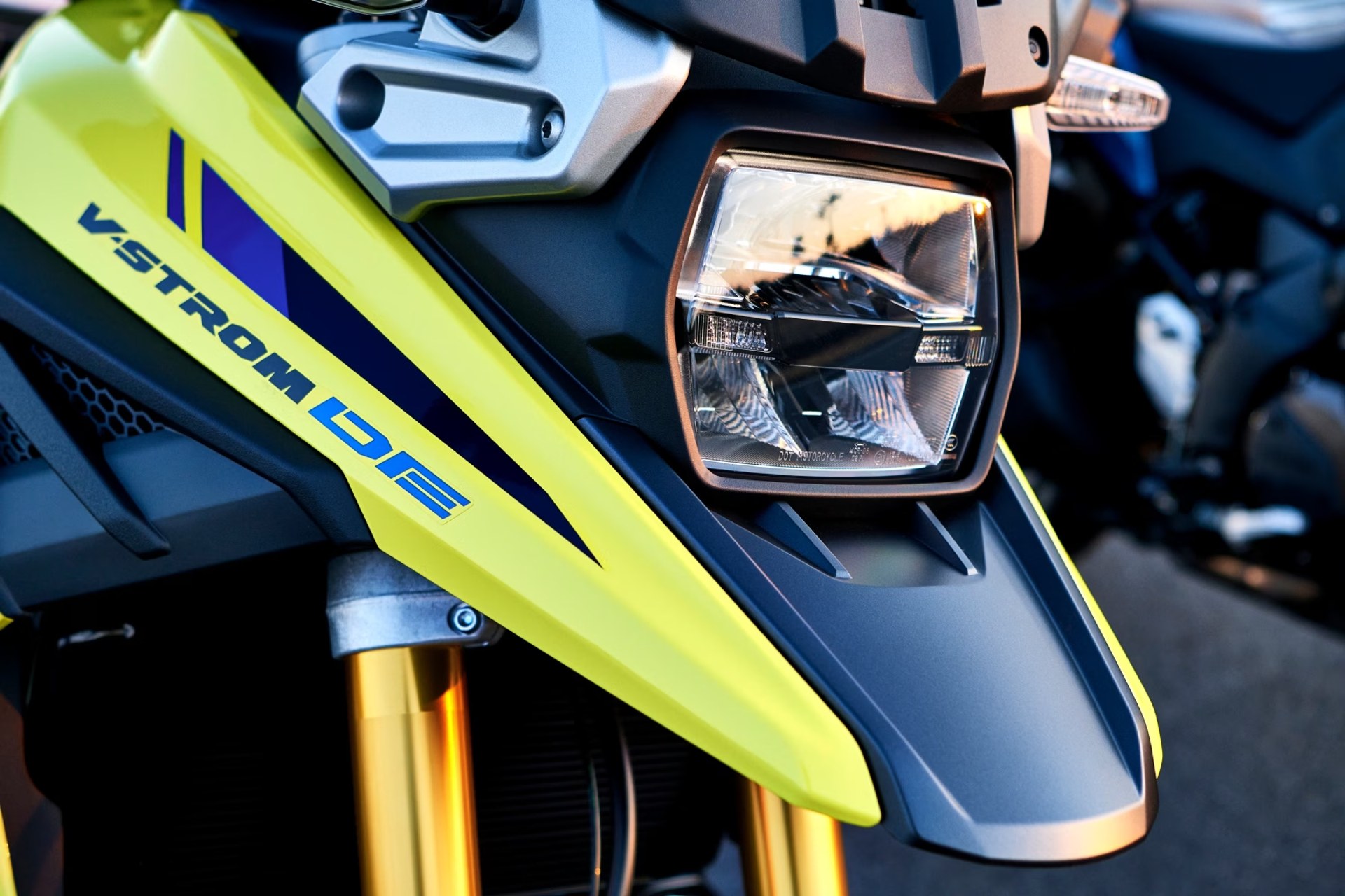 Faro delantero rectangular LED y pico de pato de la Suzuki V-Strom 1050DE