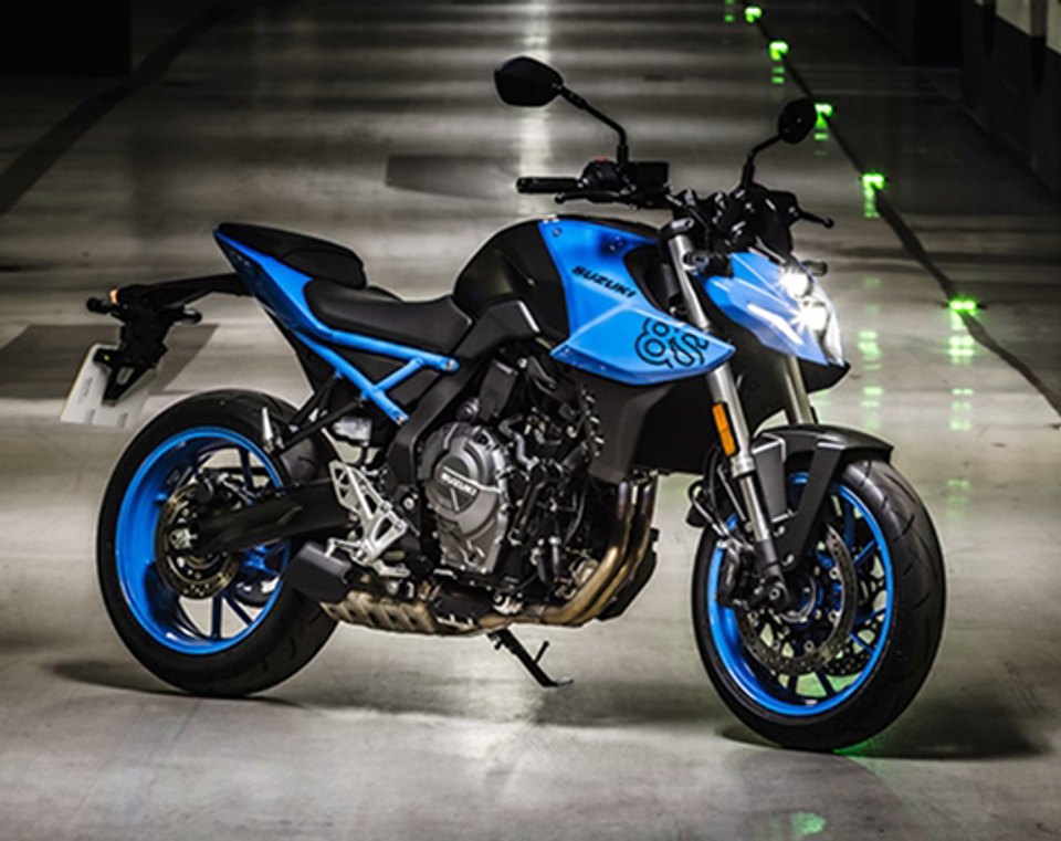 Motocicleta Suzuki GSX-8S azul estacionada en entorno urbano