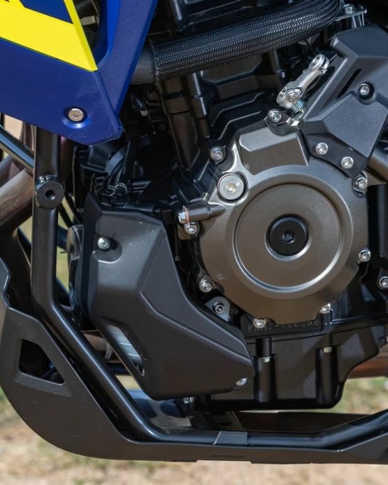 Primer plano del motor bicilíndrico en paralelo y protector de cárter de la Suzuki V-Strom 800DE
