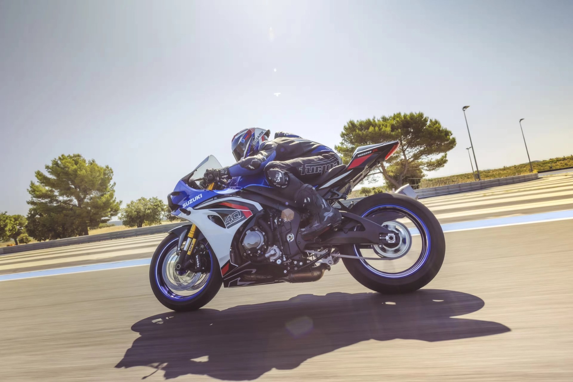 Motociclista conduciendo una Suzuki GSX-R1000R en circuito de competición