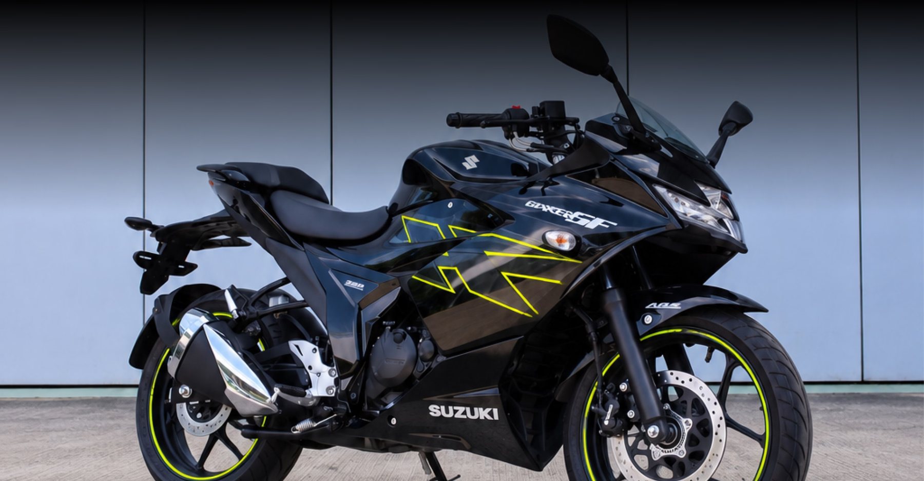 Motociclista conduciendo una Suzuki Gixxer SF azul en carretera