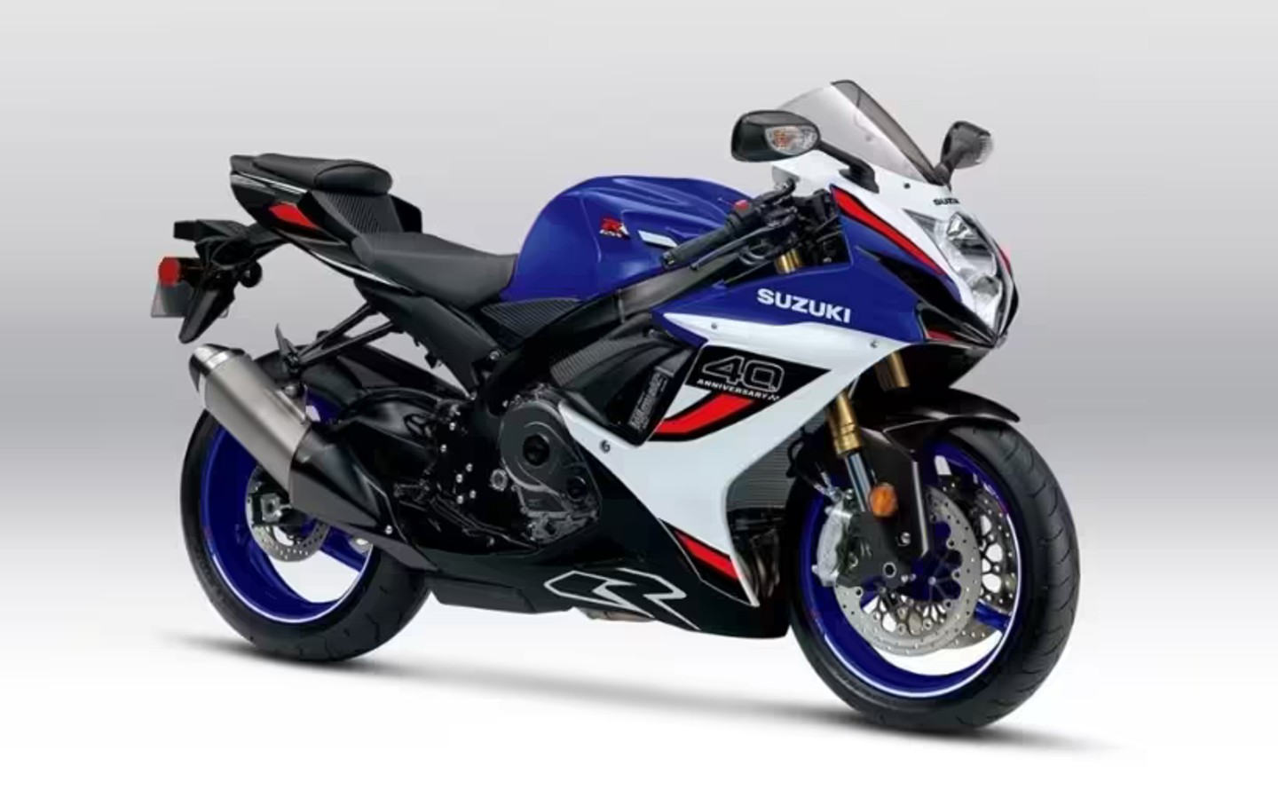 Motocicleta Suzuki GSX-R edición 40 aniversario en azul, blanco y rojo vista de perfil