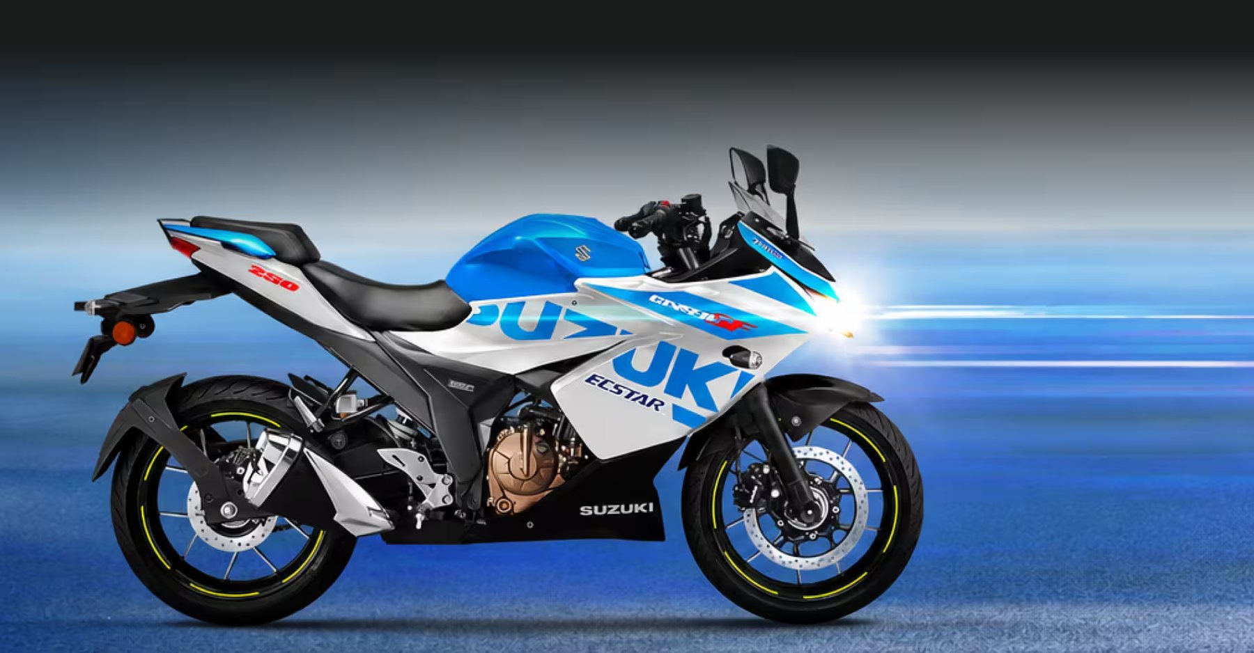 Motocicleta Suzuki Gixxer SF 250 azul y blanca estacionada en una calle empedrada al atardecer