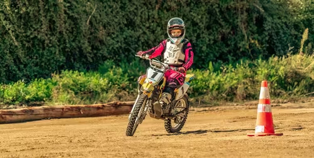 Mujer manejando una motocross
