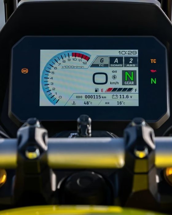 Opciones de texto ALT para la pantalla TFT digital:  Opción principal (Recomendada): alt="Pantalla TFT LCD a color de 5 pulgadas del cuadro de instrumentos de la Suzuki V-Strom 800DE