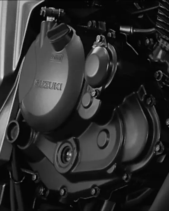 Primer plano del motor SEP de 150cc con grabado Suzuki en la tapa del carter