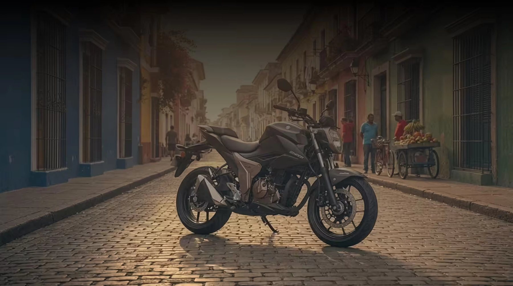 Motocicleta naked Suzuki Gixxer 250 negra estacionada en una calle pintoresca de adoquines al atardecer