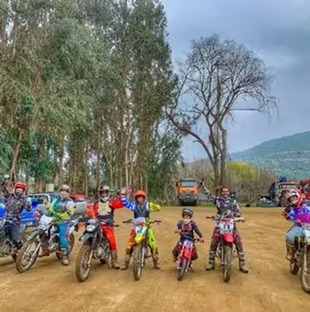 Grupo de motoqueros saludando a la camara.