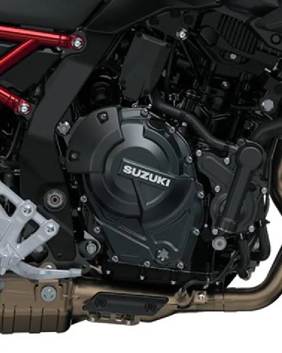 Primer plano del motor bicilíndrico en paralelo de 776 cc con el logotipo de Suzuki en la GSX-8S