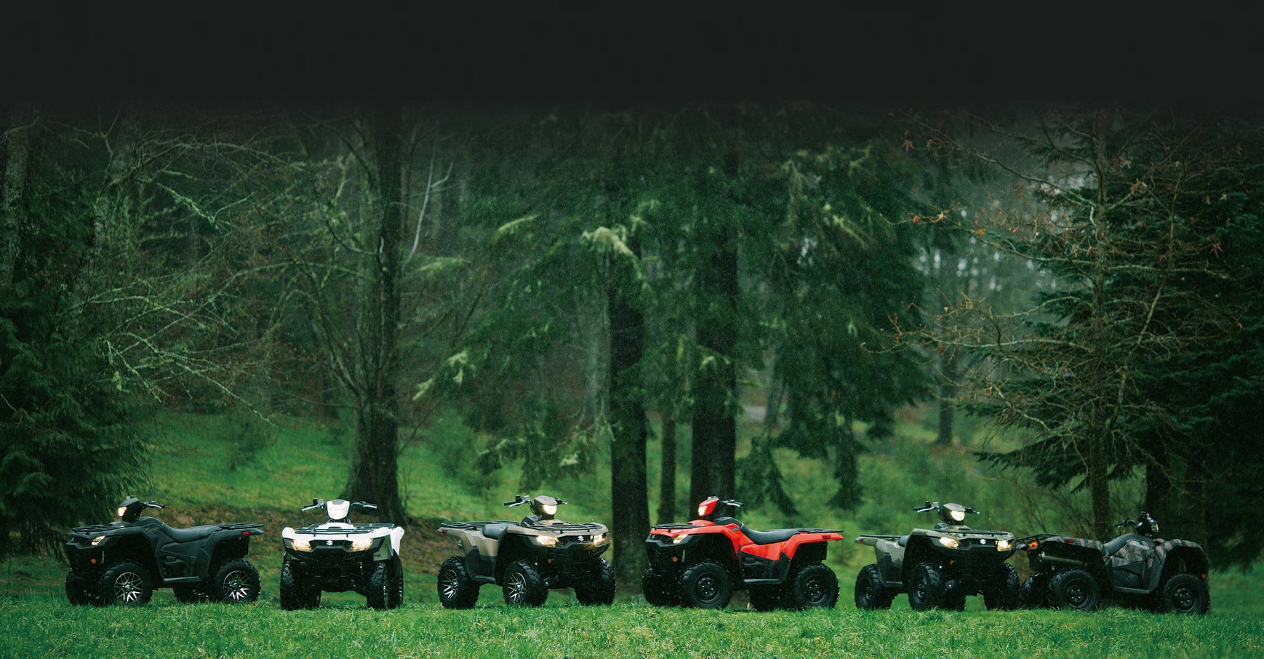 Gama de cuatrimotos Suzuki KingQuad en entorno de bosque