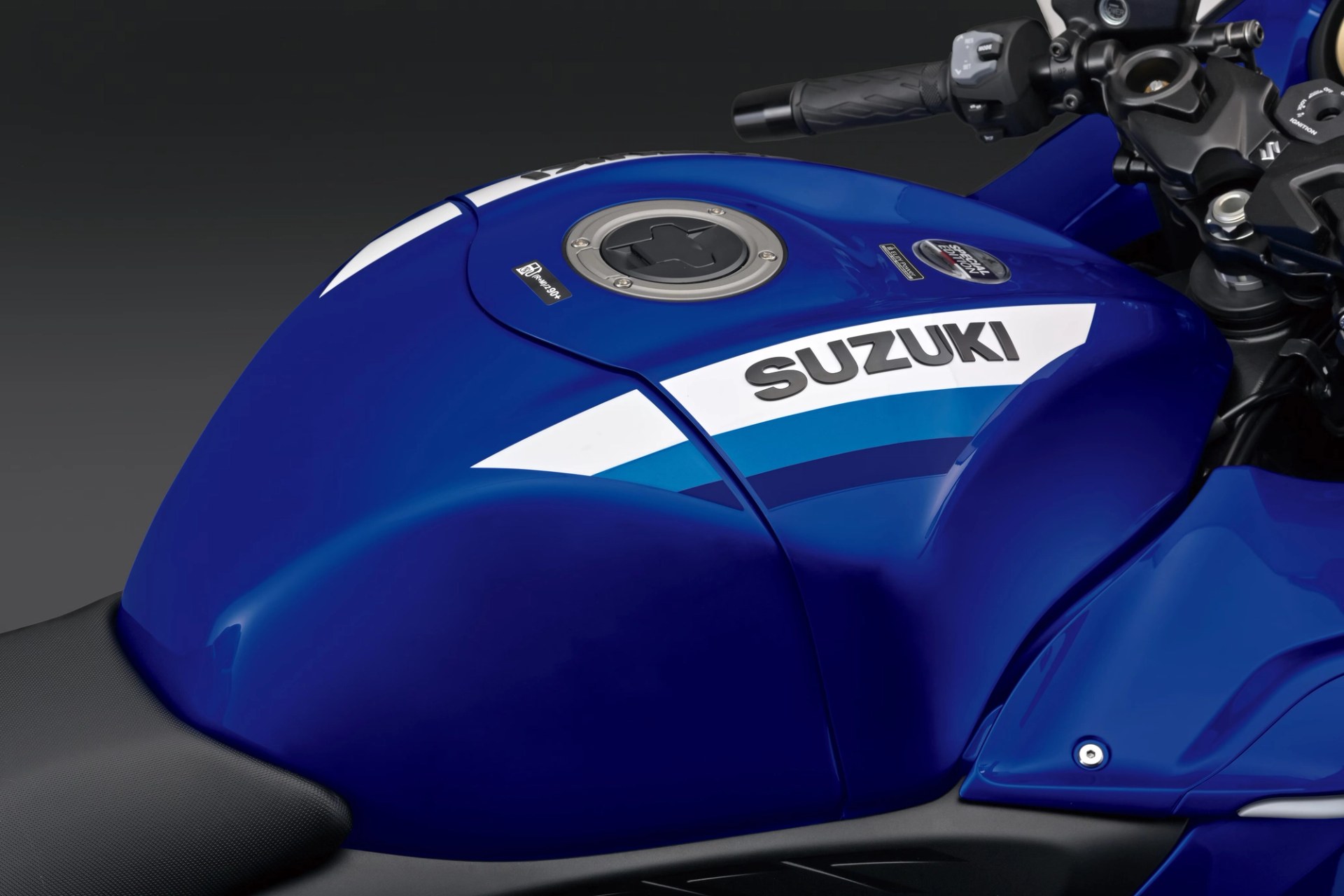 Detalle del estanque de combustible azul con logo Suzuki en motocicleta Hayabusa
