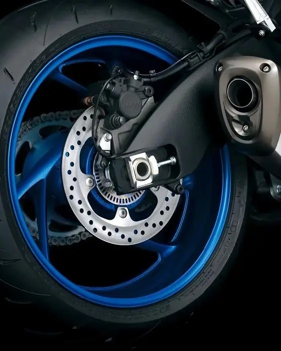 Primer plano de la rueda trasera de la Suzuki GSX-S1000 con llanta azul