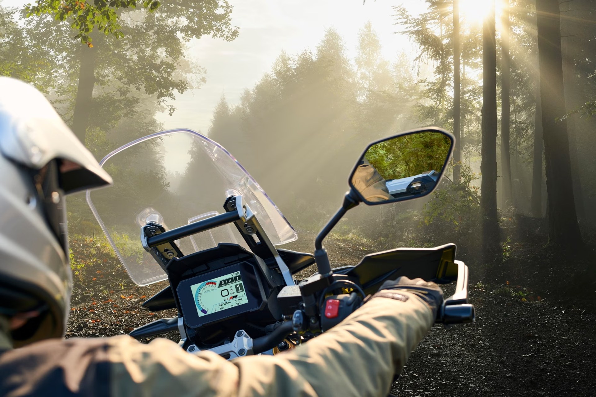 Vista del panel digital de una Suzuki V-Strom 1050DE durante una ruta por bosque