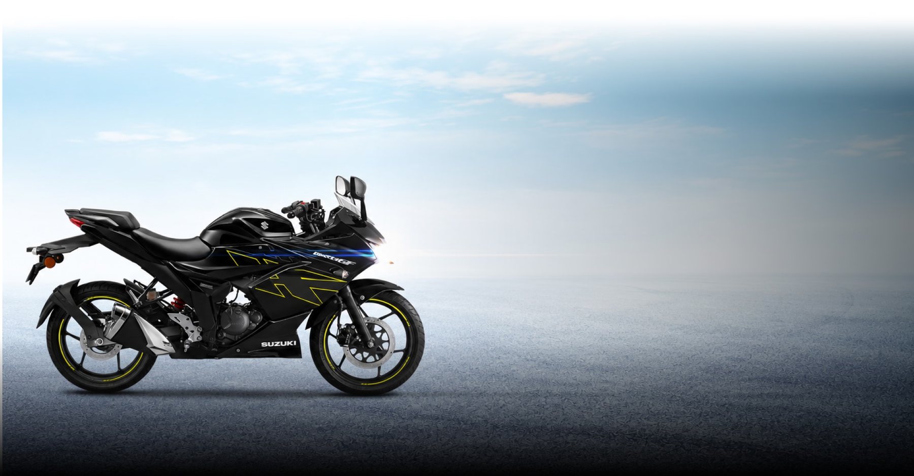 Suzuki Gixxer 150 FI azul en carretera de montaña con motociclista