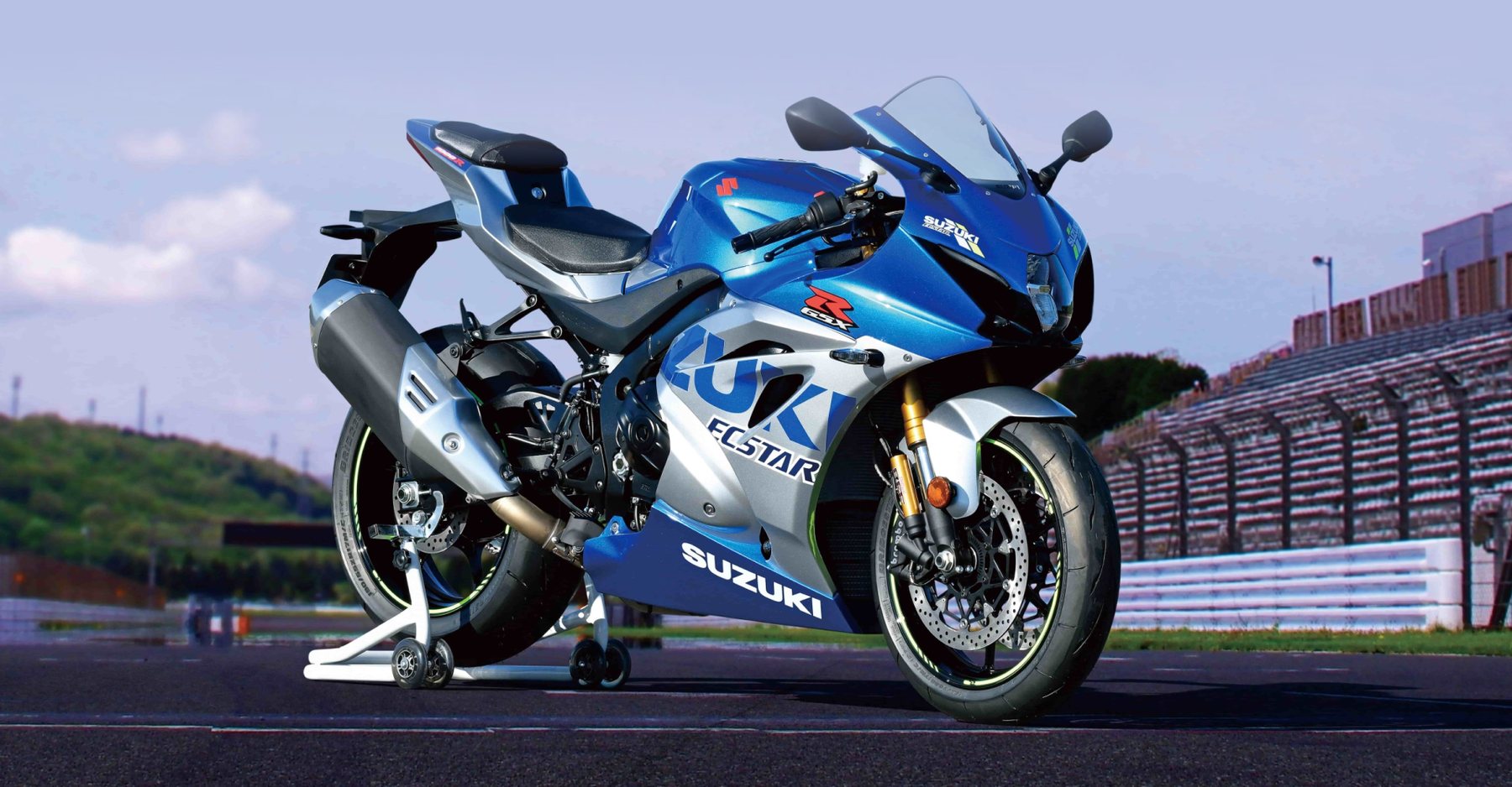 Suzuki GSX-R1000R azul, blanca y roja en carretera de montaña
