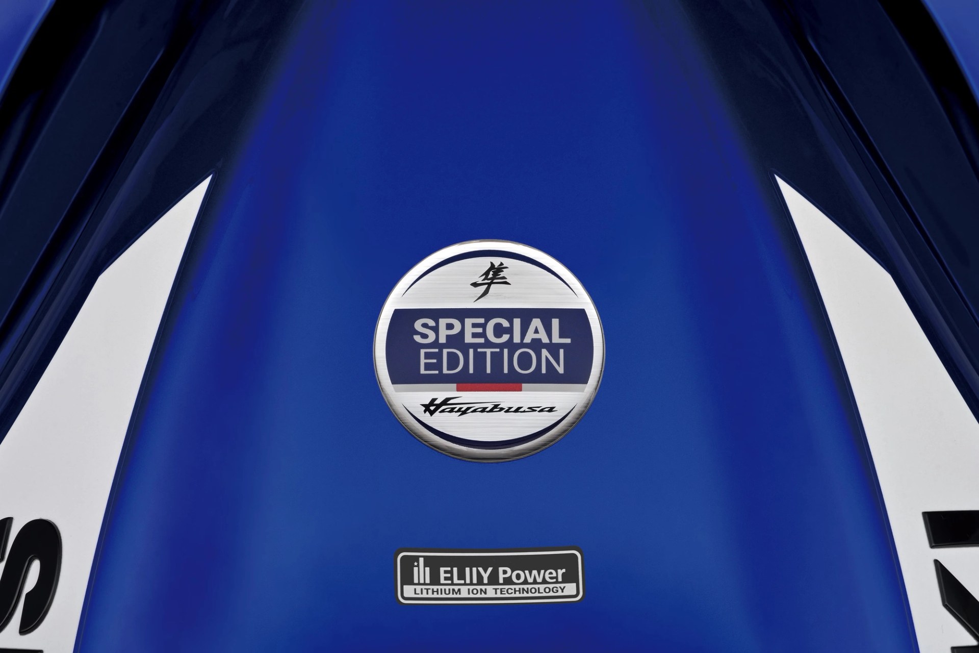 Detalle del emblema Special Edition de Suzuki Hayabusa sobre carenado azul