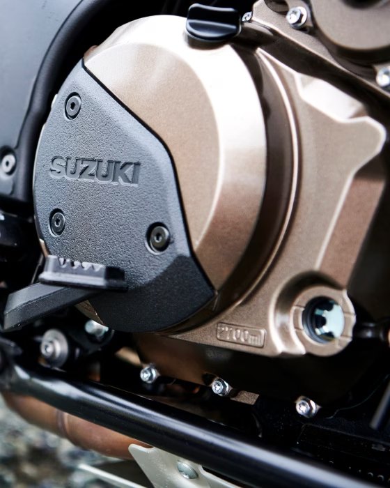 Primer plano de la tapa del motor Suzuki y reposapiés de la V-Strom 1050