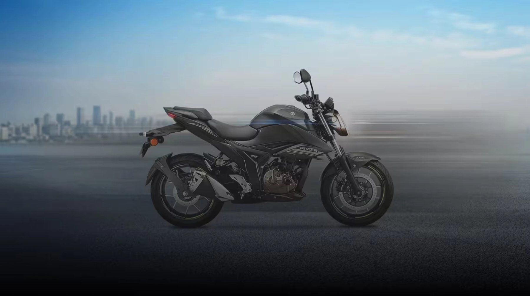 Vista de perfil de la motocicleta naked Suzuki Gixxer 250 negra sobre fondo urbano con horizonte de la ciudad