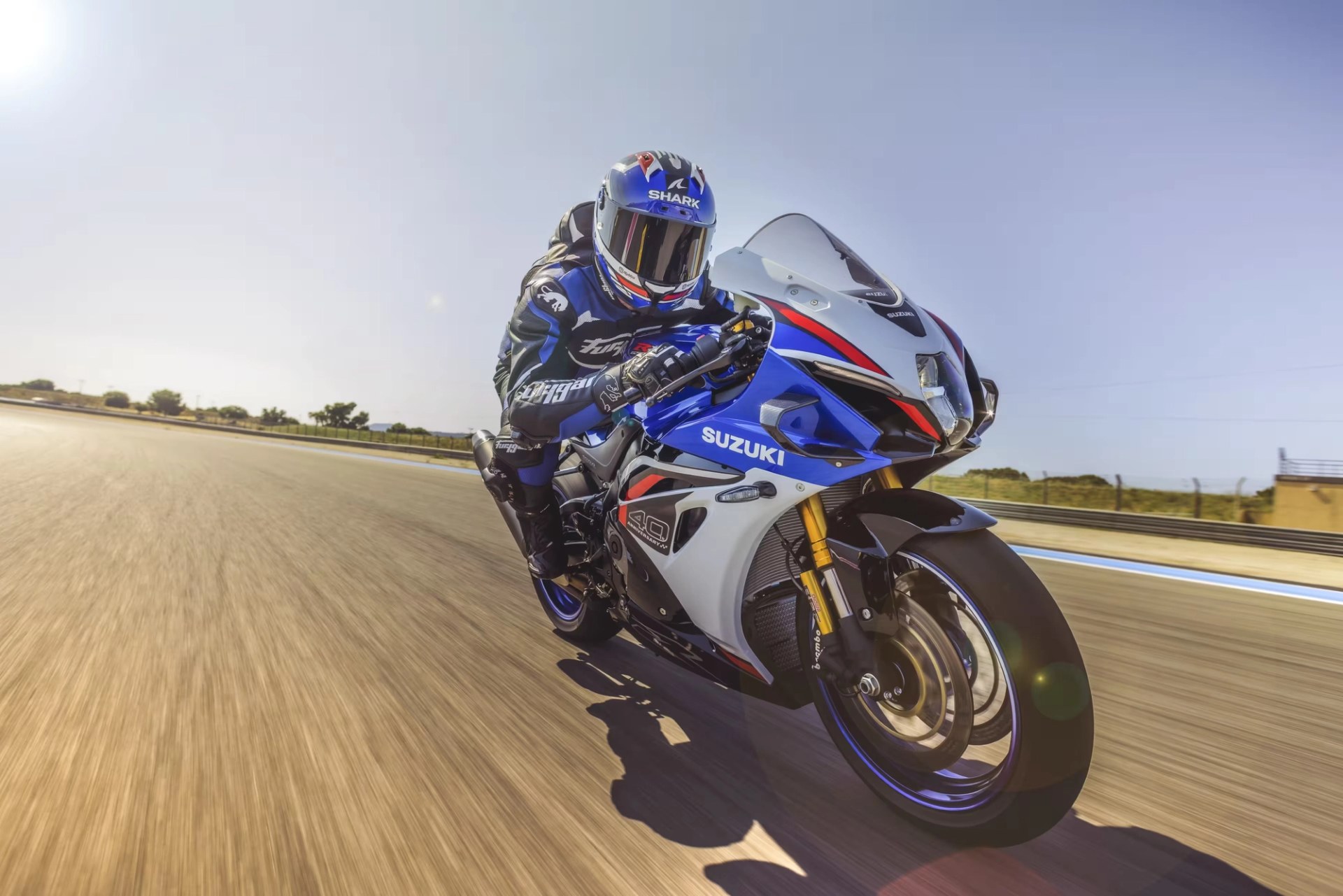 Suzuki GSX-R1000R en pista con motociclista en conducción deportiva
