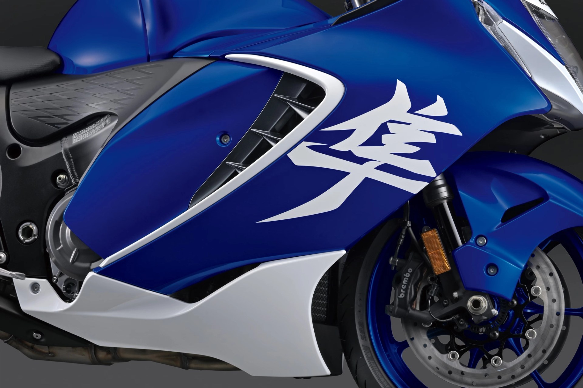 Detalle del carenado lateral azul y freno delantero Brembo de motocicleta Suzuki Hayabusa