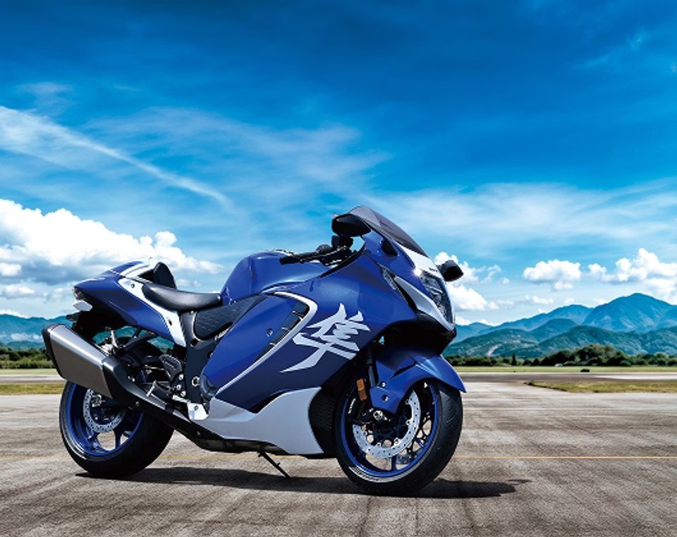 Motocicleta Suzuki Hayabusa azul estacionada en carretera con paisaje montañoso