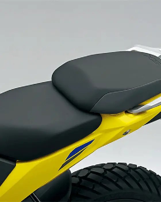 Primer plano del asiento doble nivel y carrocería amarilla de la motocicleta Suzuki V-Strom 250 SX