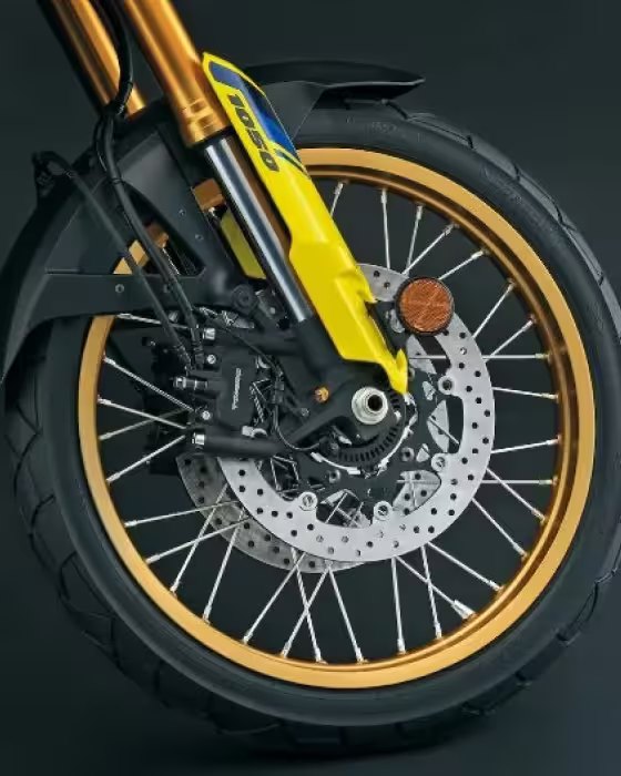 Rueda delantera de 21 pulgadas con llanta dorada de radios y freno de disco de la Suzuki V-Strom 800DE