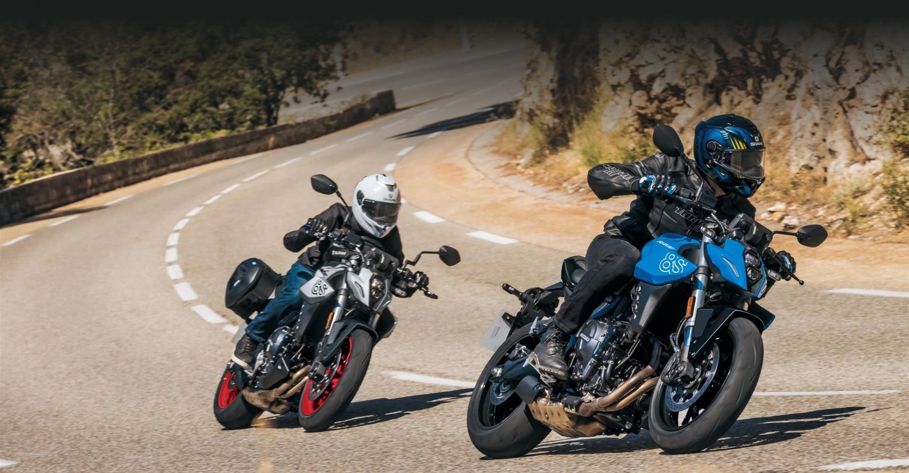 Un motociclista conduciendo Suzuki GSX-8S en una carretera de curvas