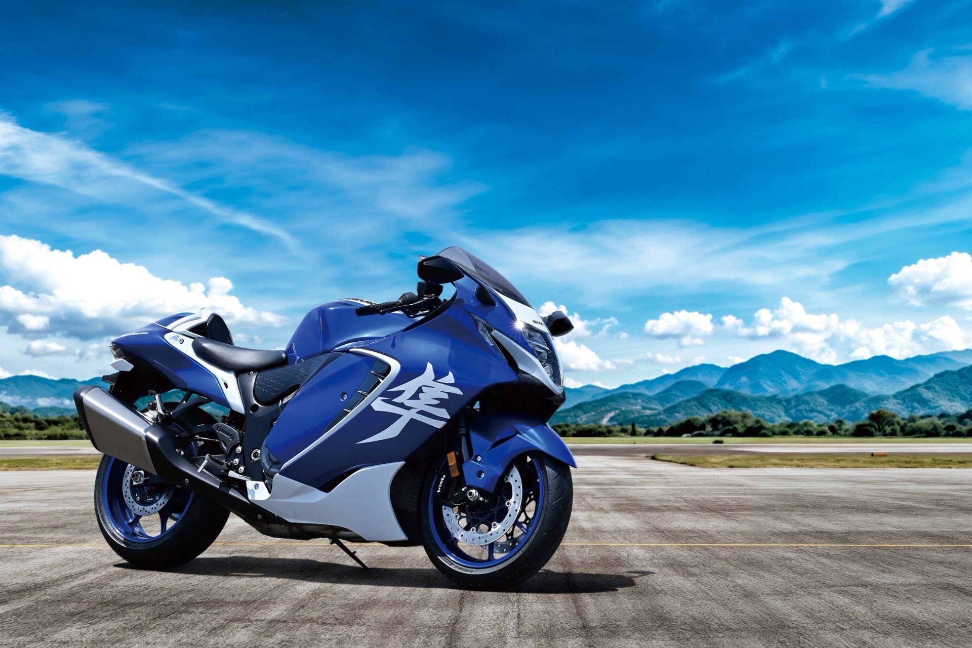 Motocicleta Suzuki Hayabusa azul estacionada con paisaje montañoso de fondo