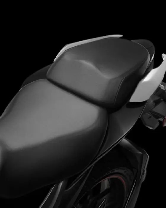 Primer plano del asiento doble nivel y sujetadores traseros de la motocicleta Suzuki Gixxer 150