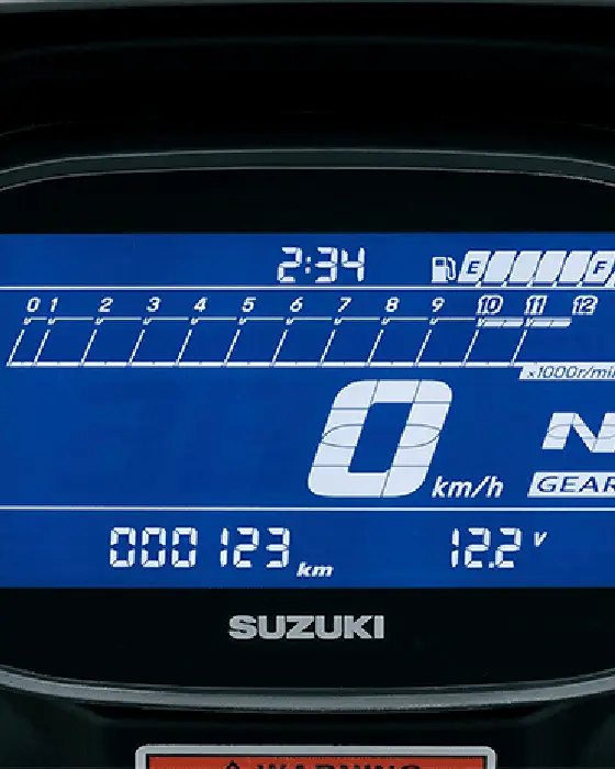 Primer plano del tablero digital LCD de fondo azul en la motocicleta Suzuki V-Strom 250 SX