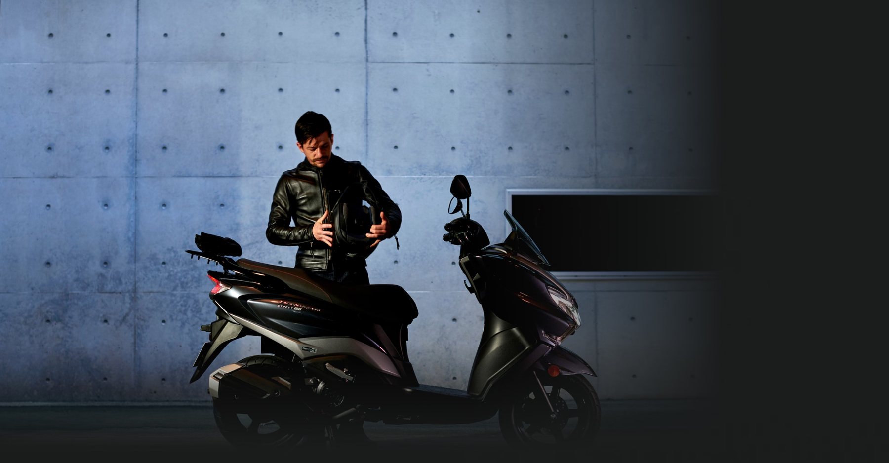 Suzuki Burgman Street 125 gris en vista frontal tres cuartos