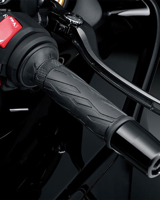 Detalle del acelerador y maneta de freno de motocicleta Suzuki Hayabusa