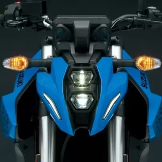 Vista frontal del faro delantero LED hexagonal superpuesto de la motocicleta Suzuki GSX-8S azul