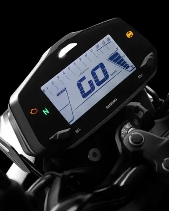 Primer plano del tablero digital LCD de la motocicleta Suzuki Gixxer 150 encendido