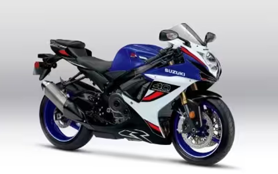 Motocicleta Suzuki GSX-R edición 40 aniversario en azul, blanco y rojo vista de perfil