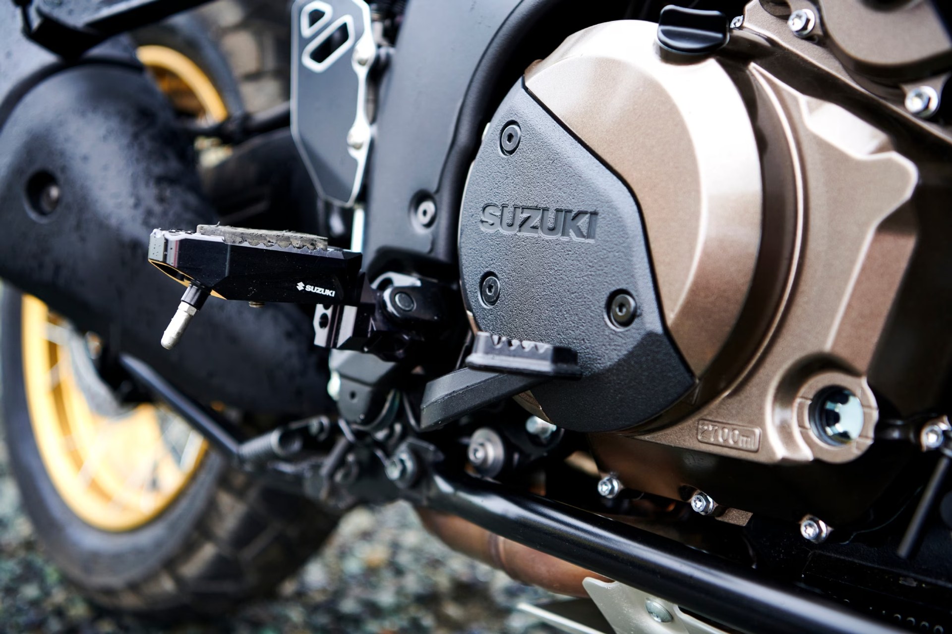 Detalle del motor y estribera de la Suzuki V-Strom 1050DE