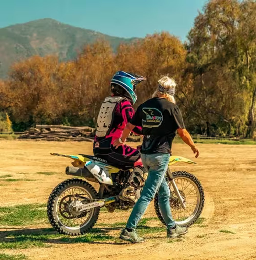 Joven en motocicleta acompañado de un hombre