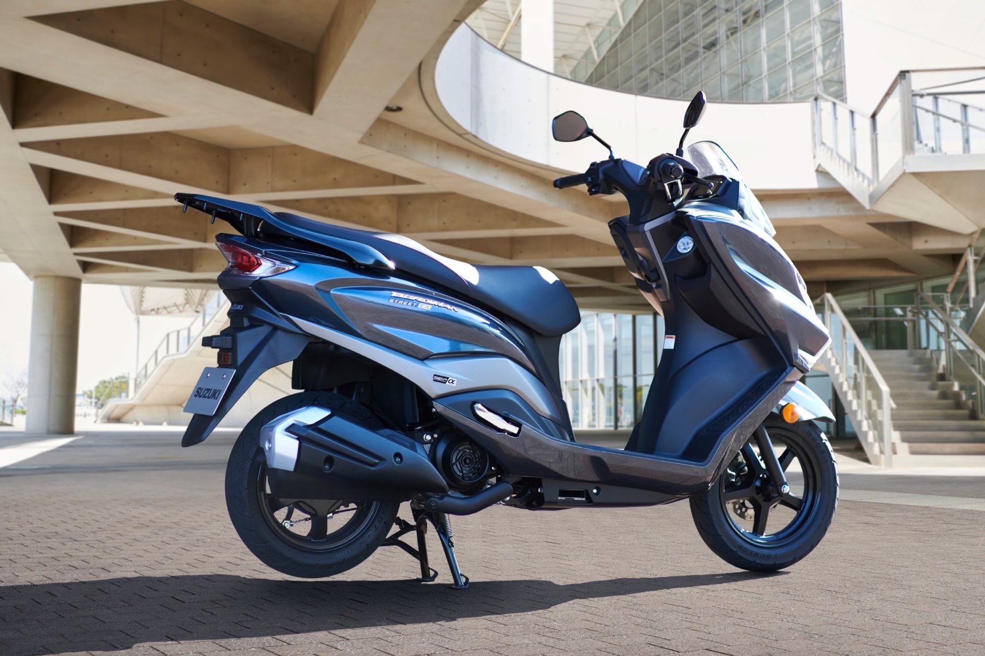 Vista trasera de tres cuartos del scooter Suzuki Burgman Street 125EX estacionado sobre su caballete central